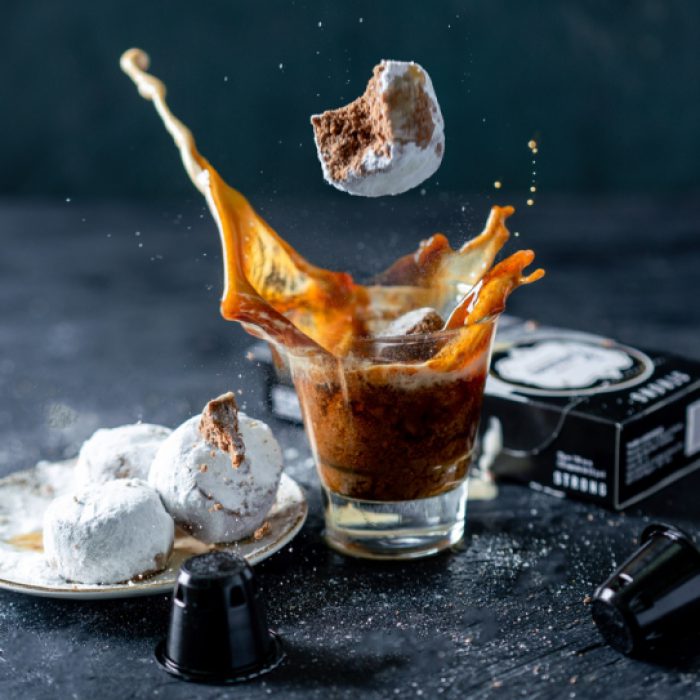 תמונת אווירה קפה מוקרביה עם עוגיות קוראבייה