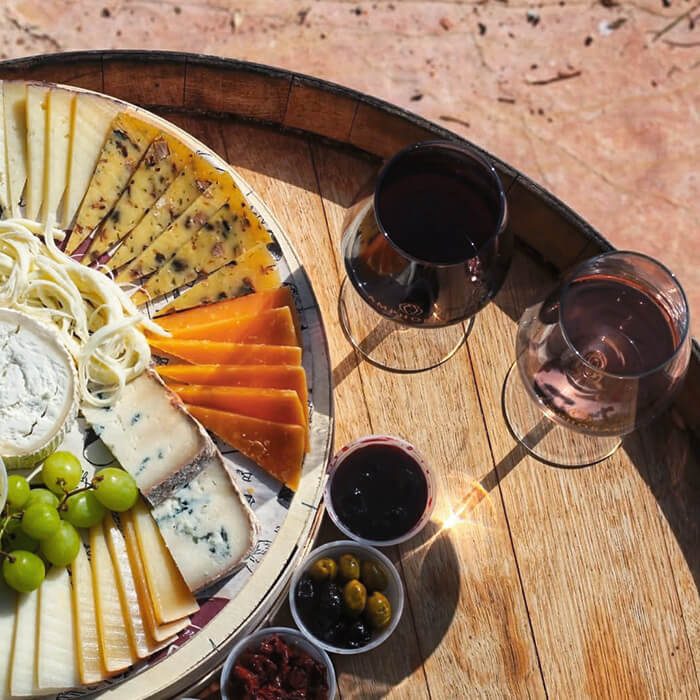 תמונת אווירה פלטת גבינות ודליקטסים