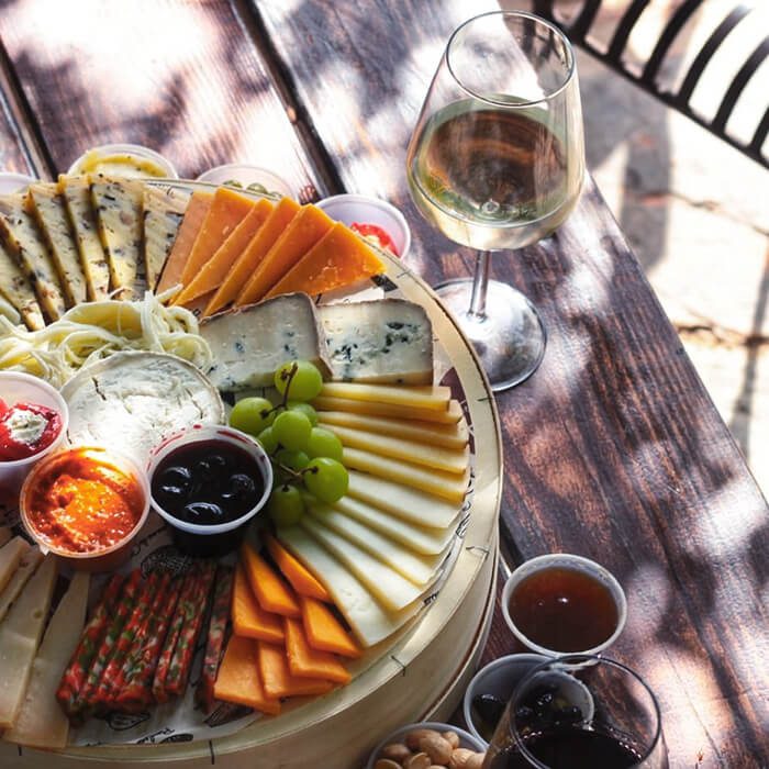 תמונת אווירה פלטת גבינות עם יין